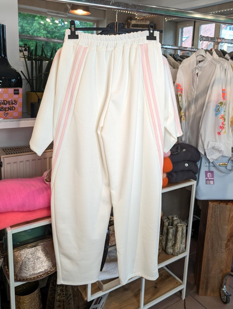 Elegantes Jogging-Set Kurzarm-Sweatshirt und lockere Jogginghose aus hochwertiger Viskose in zartem Crème mit rosa Streifen. – perfekt für entspannte Tage!