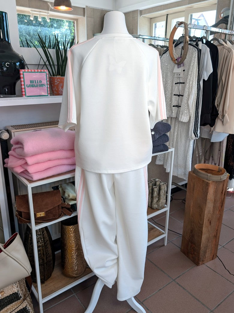 Elegantes Jogging-Set Kurzarm-Sweatshirt und lockere Jogginghose aus hochwertiger Viskose in zartem Crème mit rosa Streifen. – perfekt für entspannte Tage!