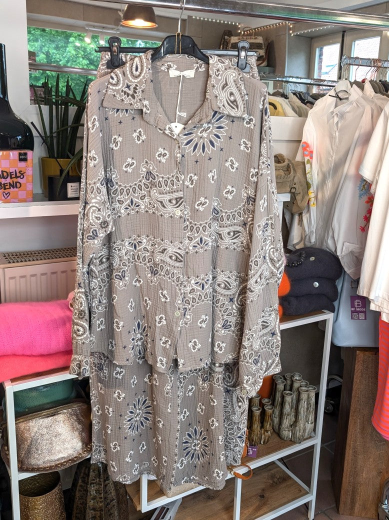 Elegantes Set aus Bluse Hose aus weicher leichter Mousselin Baumwolle in trendigem Blumenmuster Paisley Grau Créme Blau. Perfekt für casual / besondere Anlässe!