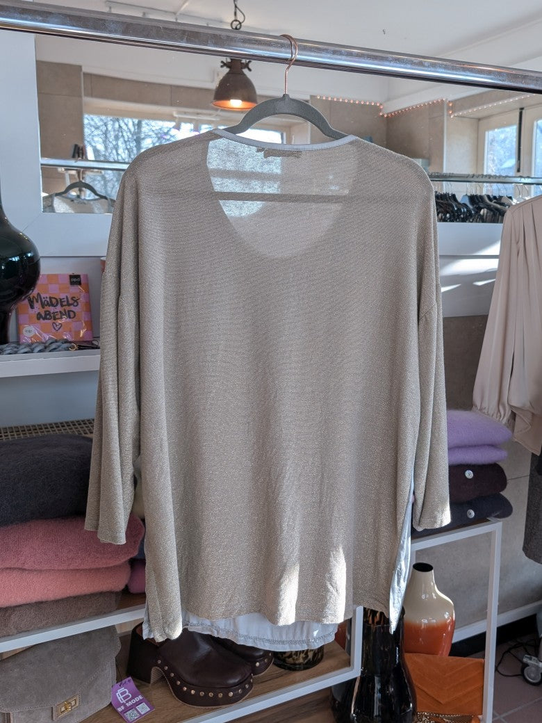 Elegantes Langarm-Shirt in harmonischem Hellgrau-Taupe, das Eleganz mit Komfort verbindet. Vorderseite aus weichem Satin, Rücken aus feinem Strickstoff.