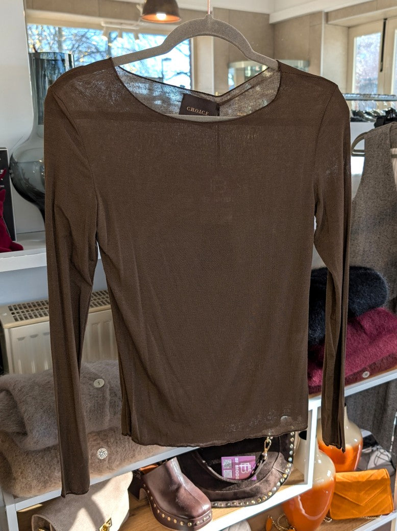 Das Langarm Shirt vereint zarten Kaschmir-Komfort mit hauchdünnem Stoff aus Viskose und Nylon in elegantem Coffee Braun - für stilbewusste Looks mit Raffinesse!