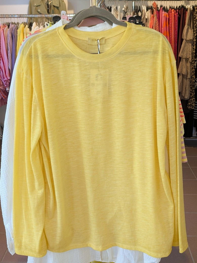 Verleihe Deinem Outfit mit diesem Shirt in Gelb einen Hauch von Transparenz. Das langärmlige und halbtransparente Design verleiht einen einzigartigen Look!