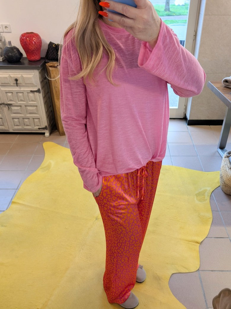 Verleihe Deinem Outfit mit diesem Shirt in Pink einen Hauch von Transparenz. Das langärmlige und halbtransparente Design verleiht einen einzigartigen Look!