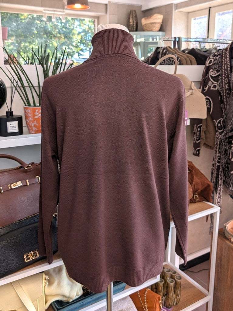 Elegantes Rollkragen-Shirt aus weicher Viskosemischung in Coffee-Braun. Perfekt als Basis-Layer unter Blusen Cardigans Blazern – für durchdachten, modernen Look