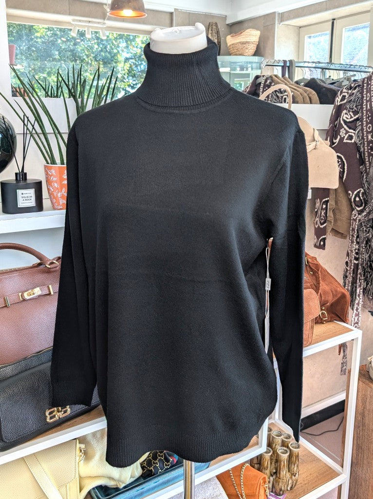 Elegantes Rollkragen-Shirt aus weicher Viskosemischung in Schwarz. Perfekt als Basis-Layer unter Blusen Cardigans Blazern – für durchdachten, modernen Look