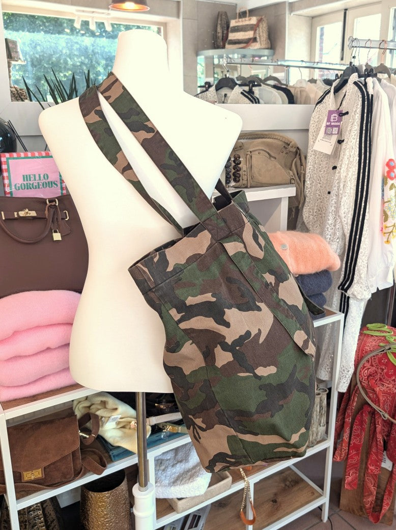 Vielseitige Strandtasche im angesagten Camouflage-Design aus Khaki Braun Beige Schwarz und großzügigen Maßen von 58x44cm - für Strand, Shopping und Alltag.
