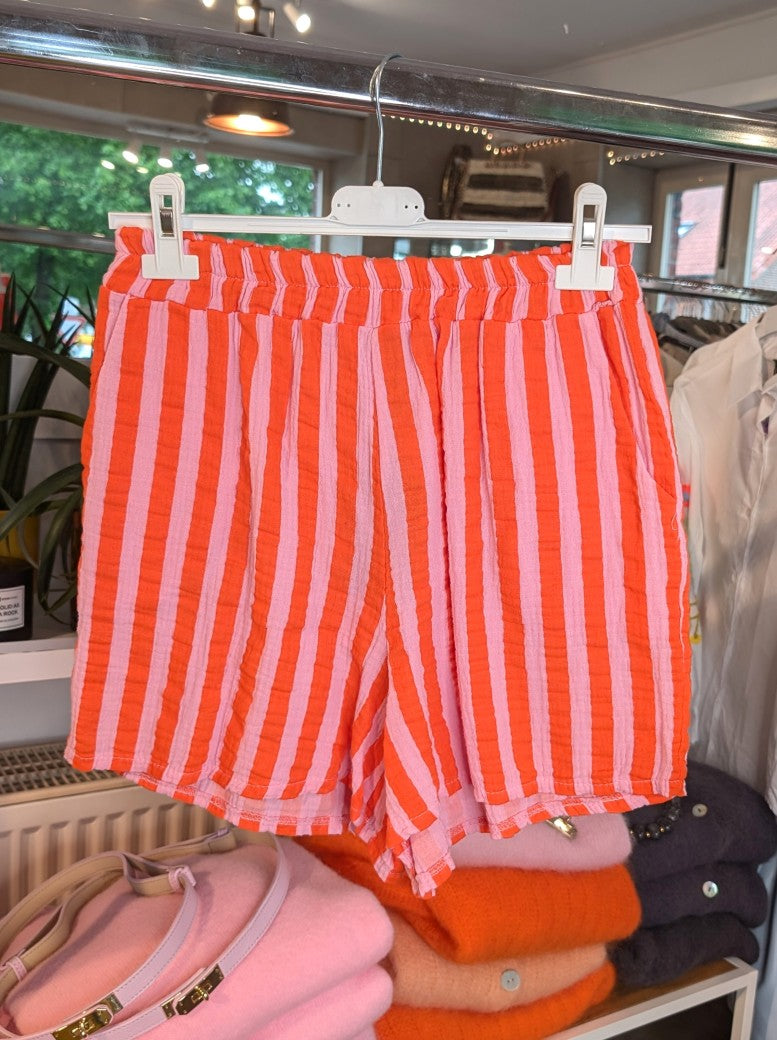 Bequeme Shorts aus zartem Mousselin mit zeitlosem Streifendesign in Rosa Orange. Ideal für entspannte Tage, Strand und Freizeit – für die warme Jahreszeit.
