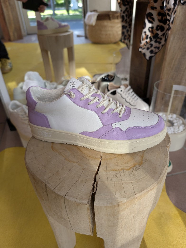 Erlebe den Stil und Komfort unseres Weiß und Flieder Sneakers im Autry Stil von OOG aus echtem Leder. Worauf wartest Du noch? Hol Dir Deinen neuen Lieblingssneaker!