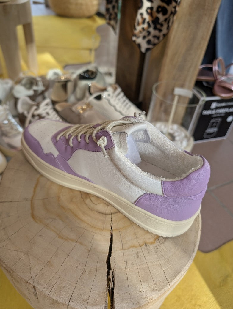 Erlebe den Stil und Komfort unseres Weiß und Flieder Sneakers im Autry Stil von OOG aus echtem Leder. Worauf wartest Du noch? Hol Dir Deinen neuen Lieblingssneaker!