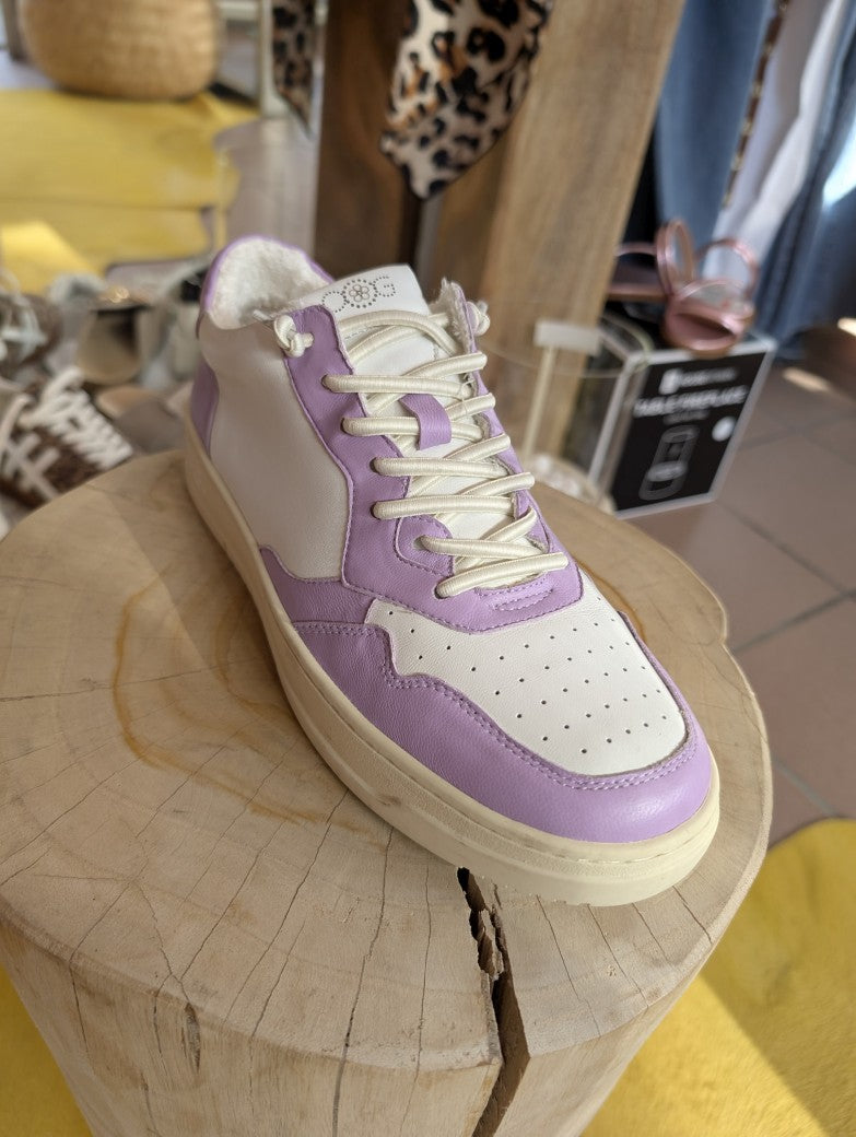 Erlebe den Stil und Komfort unseres Weiß und Flieder Sneakers im Autry Stil von OOG aus echtem Leder. Worauf wartest Du noch? Hol Dir Deinen neuen Lieblingssneaker!