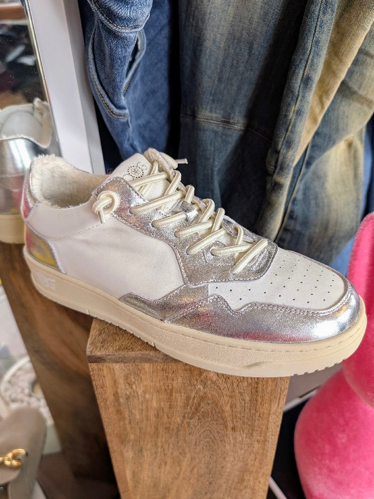 Erlebe den Stil und Komfort unseres Silber weißen Sneakers im Autry Stil von OOG aus echtem Leder. Worauf wartest Du noch? Hol Dir jetzt Deinen neuen Lieblingssneaker!