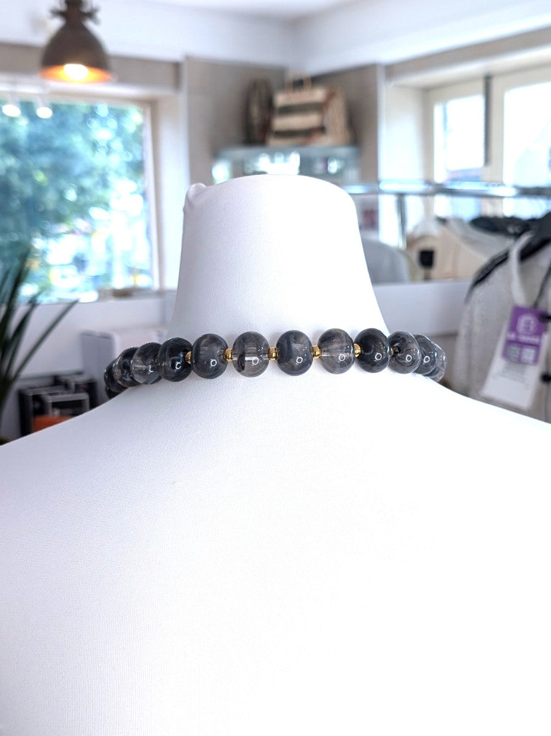 Zeigen Sie Ihre Persönlichkeit mit unserem großartigen Statement Halskette mit ovalen XL Perlen aus Acryl und Kupfer in Perlmutt Grau Blau mit Edelstahl Gold!