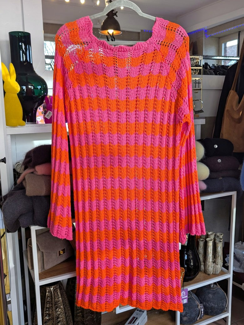 Dass gestreifte Midi Strickkleid in lebendigem Orange Pink aus hochwertiger Baumwolle bietet angenehmen Tragekomfort - perfekt für einen farbenfrohen Auftritt!