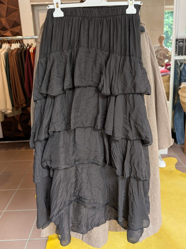 Entdecke den maximalen Komfort und Style mit dem 4 Stufen Rock Maxi Volant aus Lyocell in Schwarz von MIHO'S. Ein Must-Have für deine Garderobe!