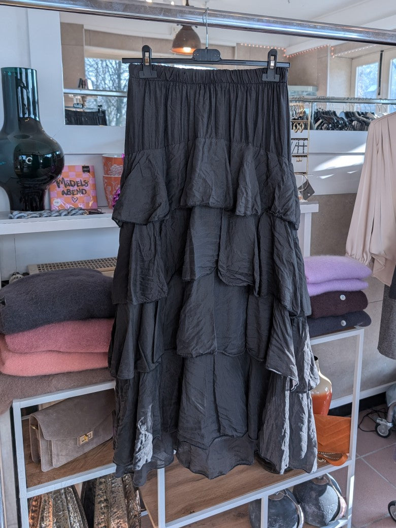 Entdecke den maximalen Komfort und Style mit dem 4 Stufen Rock Maxi Volant aus Lyocell in Schwarz von MIHO'S. Ein Must-Have für deine Garderobe!