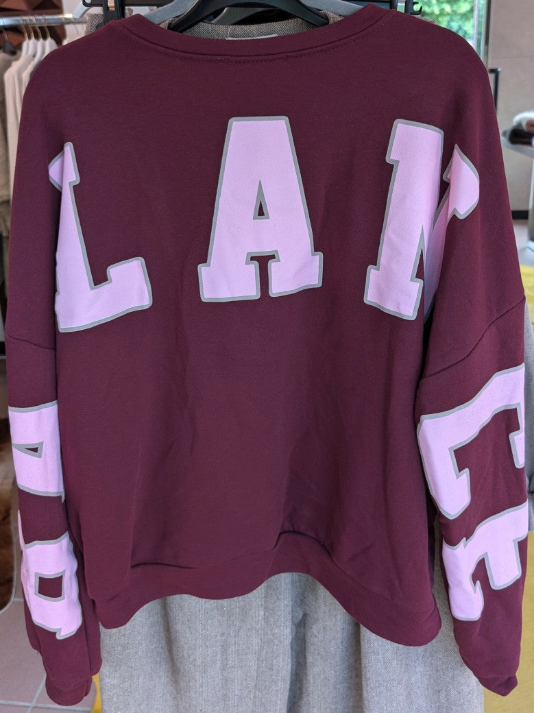 Das Sweatshirt BALANCE OM Yoga von BELIEVE in den harmonischen Farben Brombeer und Pink Taupe ist ideal für entspannte Momente. Setze modische Akzente!