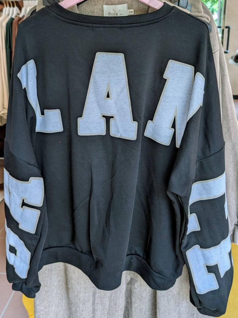 Das Sweatshirt BALANCE OM Yoga von BELIEVE in den harmonischen Farben Schwarz und Creme Beige ist ideal für entspannte Momente. Setze modische Akzente!