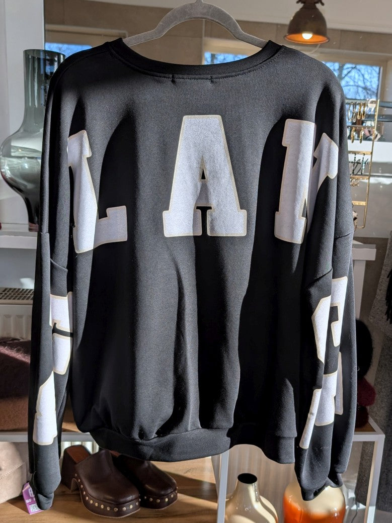 Das Sweatshirt BALANCE OM Yoga von BELIEVE in den harmonischen Farben Schwarz und Creme Beige ist ideal für entspannte Momente. Setze modische Akzente!