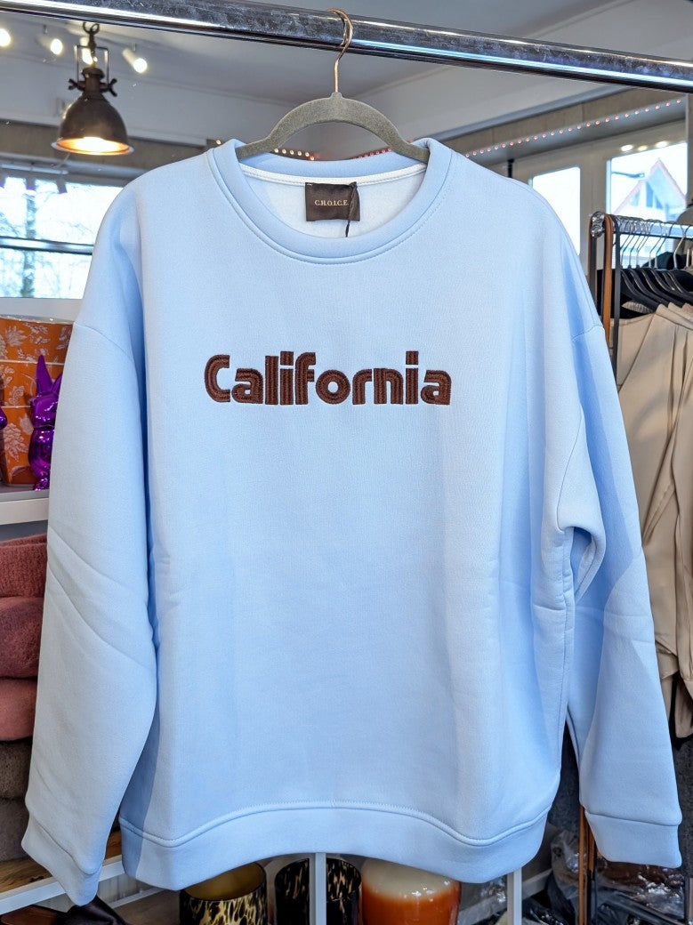 Das hochwertige Baumwoll-Sweatshirt California besticht durch seine harmonische Farbgestaltung in trendigem Hellblau und Coffee Braun - dein perfekten Begleiter!