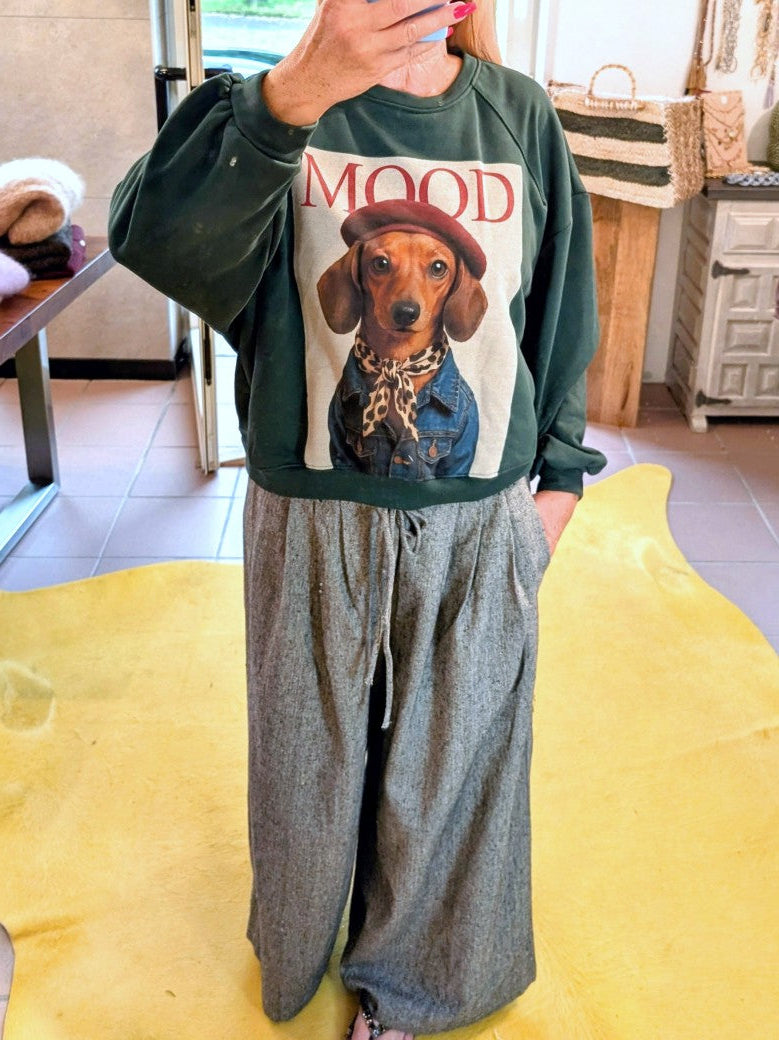 Dieses Sweatshirt von MIHO'S aus Baumwolle vereint Komfort und Stil mit einem charmanten Dackel-Motiv in Grün, Beige, Rot, Braun und Blau. Hol' es Dir jetzt!