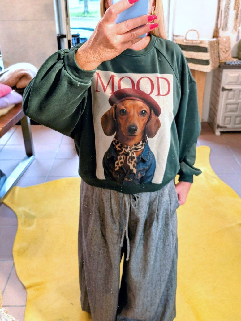 Dieses Sweatshirt von MIHO'S aus Baumwolle vereint Komfort und Stil mit einem charmanten Dackel-Motiv in Grün, Beige, Rot, Braun und Blau. Hol' es Dir jetzt!