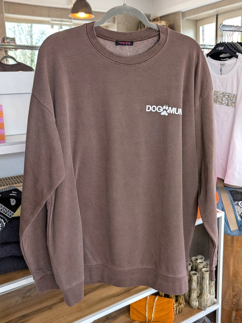 Das gemütliche oversized Sweatshirt "Dog Mum" Backprint im Vintage Used Look hat sehr viel Liebe zum Detail in Farbkombination Braun Weiß - für alle Hundemamas!