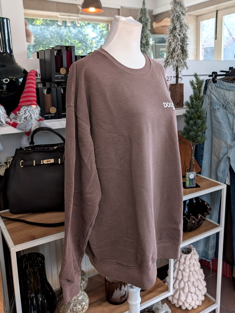 Das gemütliche oversized Sweatshirt "Dog Mum" Backprint im Vintage Used Look hat sehr viel Liebe zum Detail in Farbkombination Braun Weiß - für alle Hundemamas!