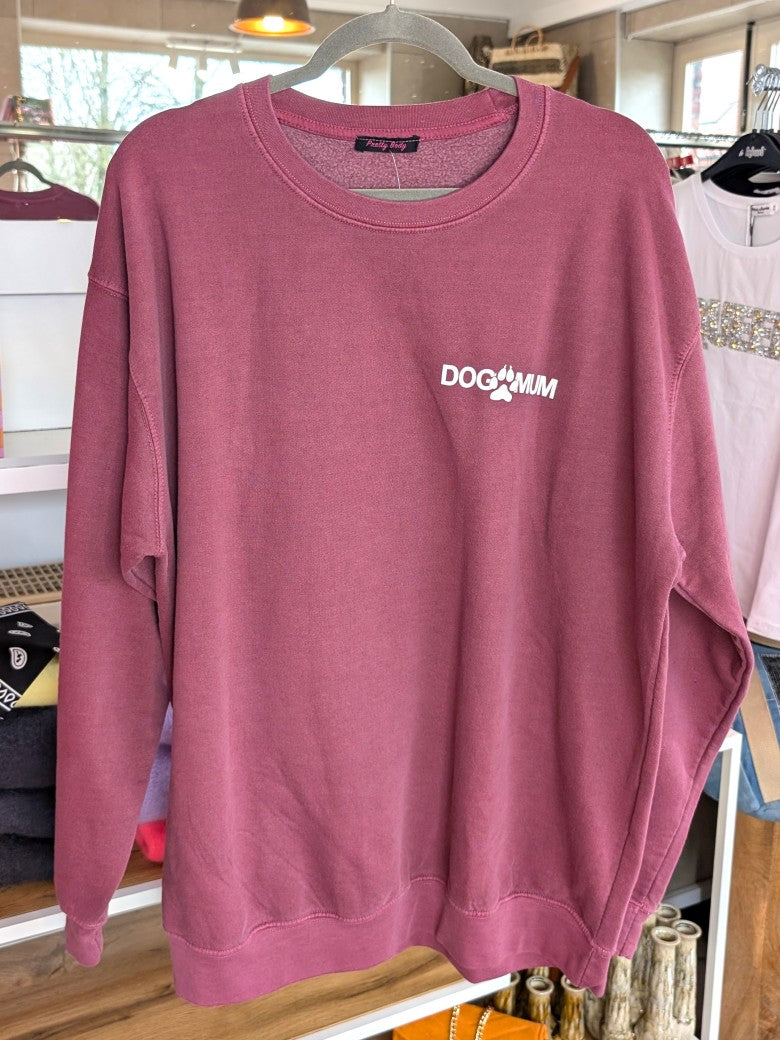 Das gemütliche oversized Sweatshirt "Dog Mum" Backprint im Vintage Used Look hat sehr Liebe zum Detail in Farbkombination Brombeere Weiß - für alle Hundemamas!