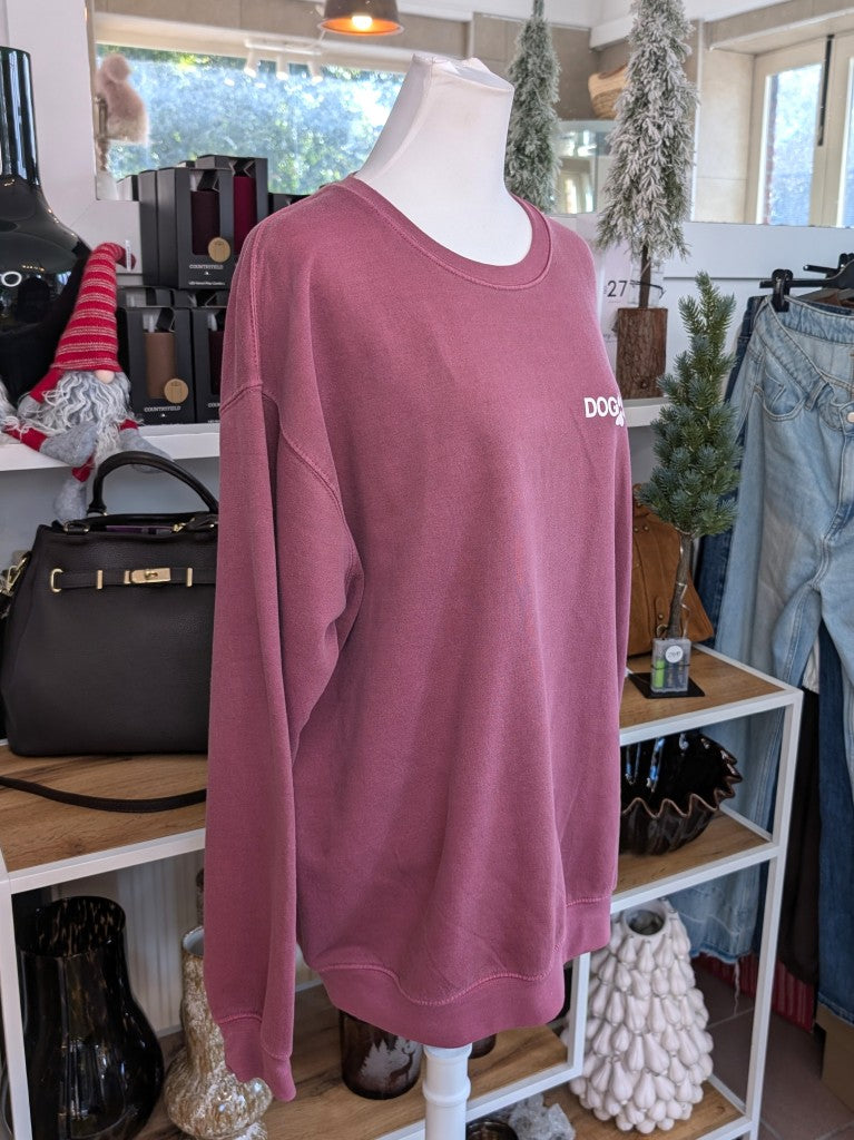 Das gemütliche oversized Sweatshirt "Dog Mum" Backprint im Vintage Used Look hat sehr Liebe zum Detail in Farbkombination Brombeere Weiß - für alle Hundemamas!
