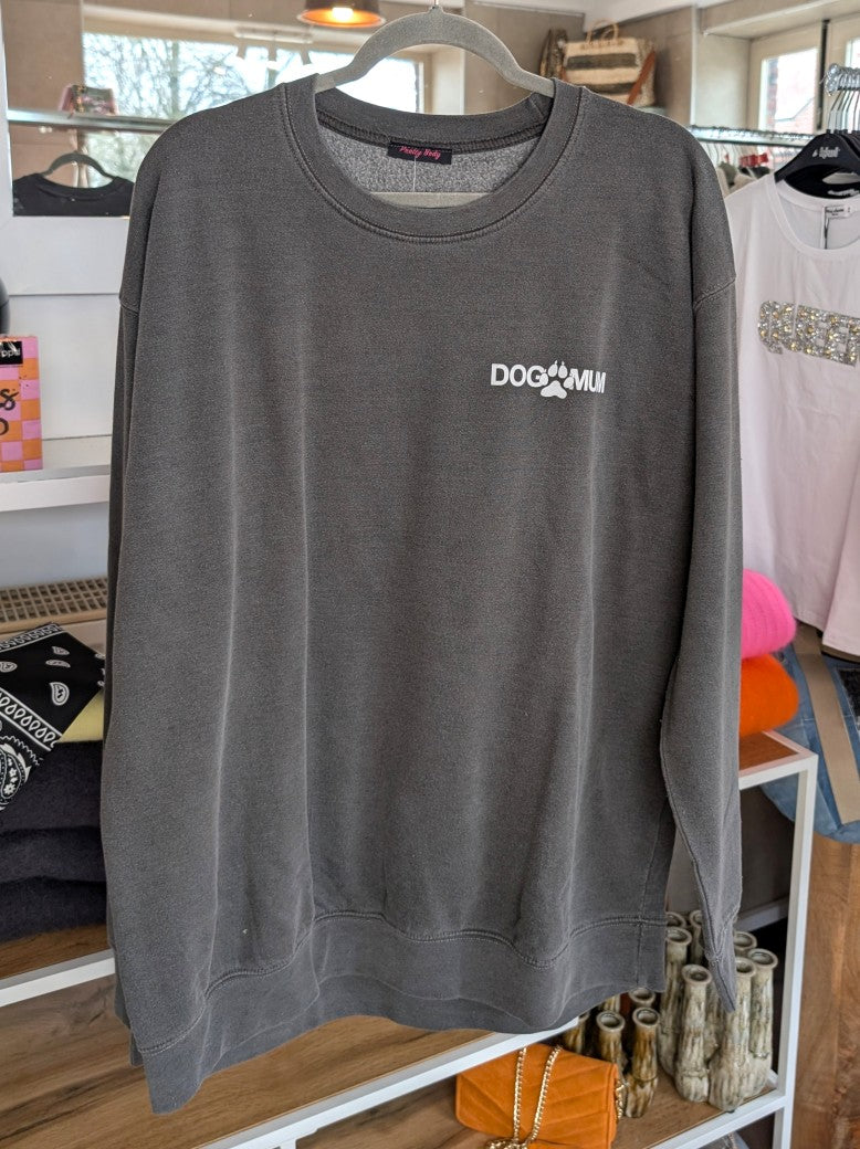 Das gemütliche oversized Sweatshirt "Dog Mum" Backprint im Vintage Used Look hat sehr viel Liebe zum Detail in Farbkombination Grau Weiß - für alle Hundemamas!