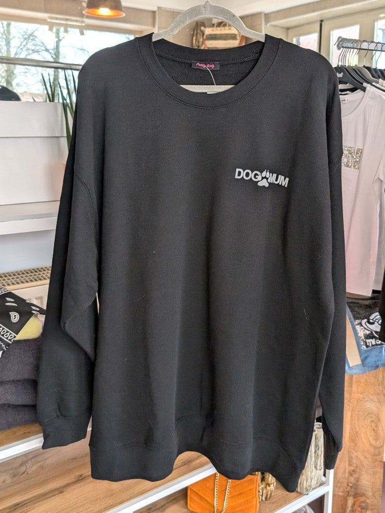 Das gemütliche oversized Sweatshirt "Dog Mum" Backprint im Vintage Used Look hat sehr viel Liebe zum Detail in Farbkombination Schwarz Weiß, für alle Hundemamas!