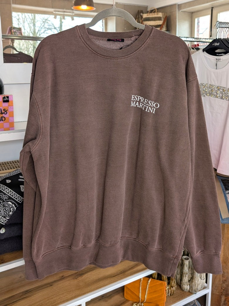 Behagliches Sweatshirt mit stilvollem Espresso Martini Backprint – das perfekte Statement-Piece für Barista und Kaffeeliebhaber - in trendigem Coffee Braun!