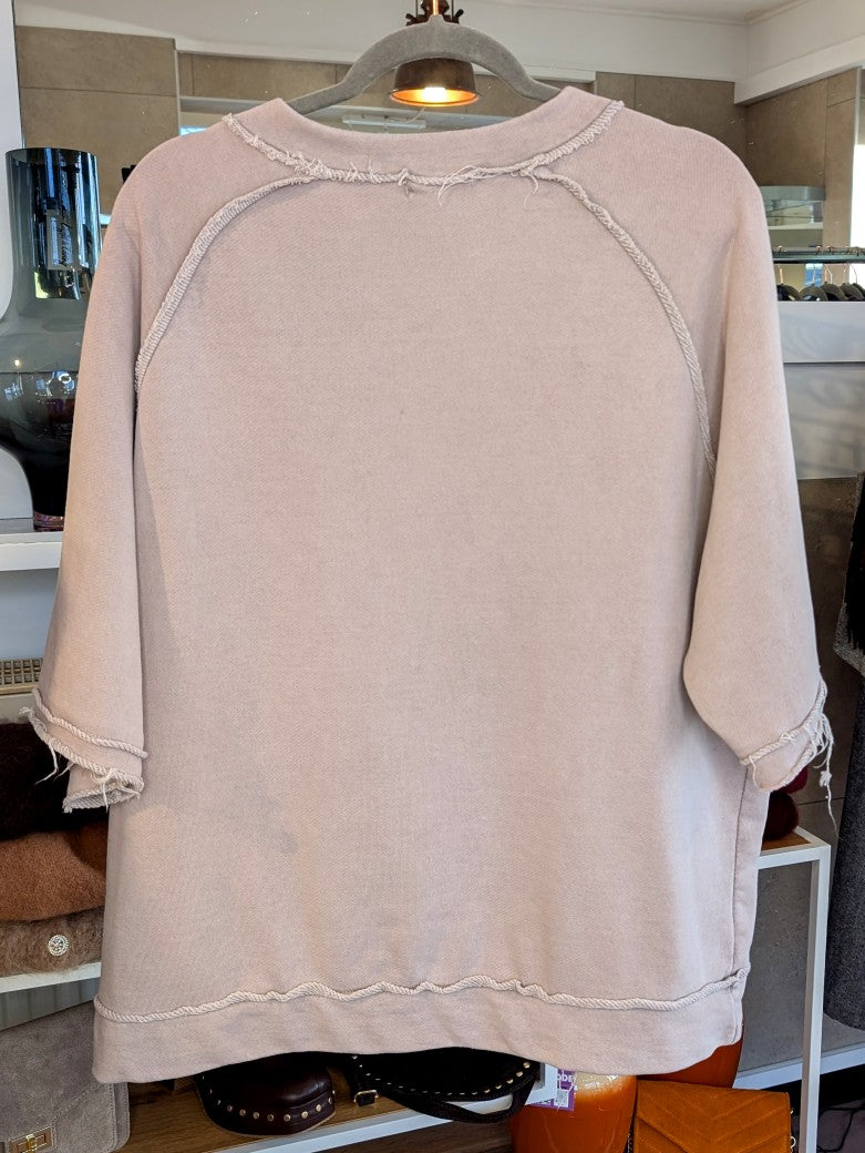 Das Kurzarm-Sweatshirt in Beige Taupe aus weicher Baumwolle überzeugt mit modischen Kontrastnähten, die jedem Look das gewisse Etwas verleihen!