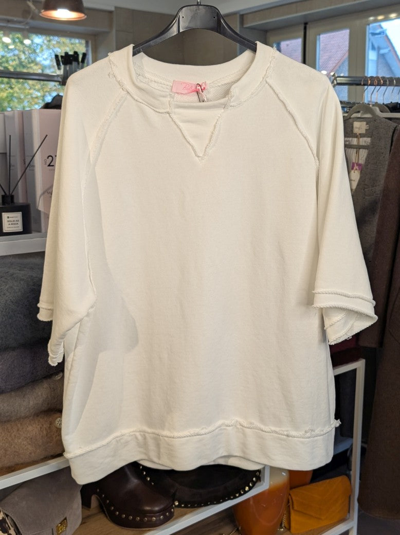 Das weiße Kurzarm-Sweatshirt aus weicher Baumwolle überzeugt mit modischen Kontrastnähten, die jedem Look das gewisse Etwas verleihen!