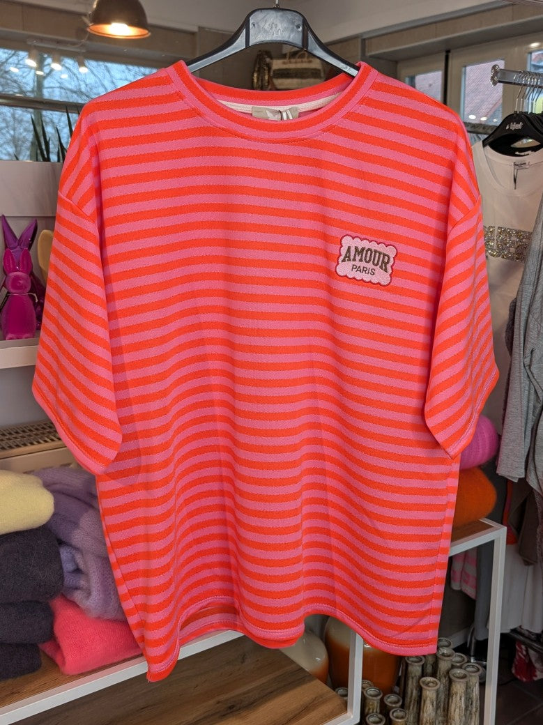 Dieses fröhliche Kurzarm-Sweatshirt besticht durch sein verspieltes Streifenmuster in Orange und Pink/Flieder - vielseitigen Lieblingsstück für Frühling Sommer!