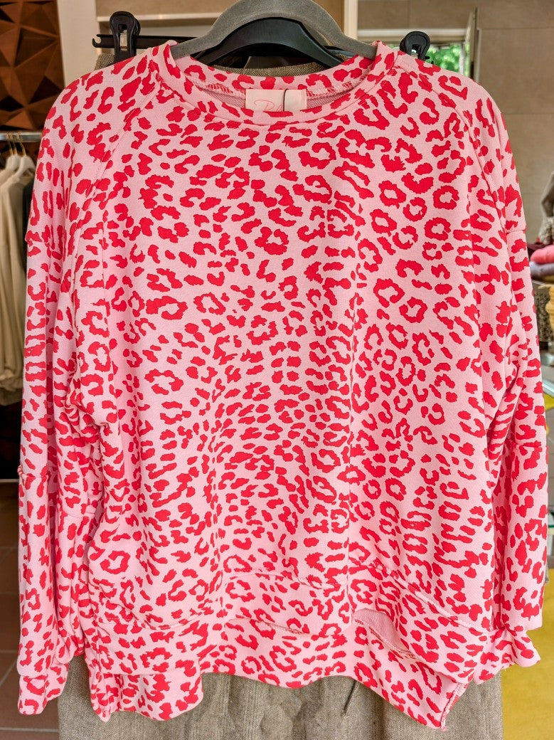Der Sweater von BELIEVE vereint Komfort und Stil mit auffällige Leopardenmuster in Rosa Rot - perfekt für modische Akzente und gemütliche Tage!
