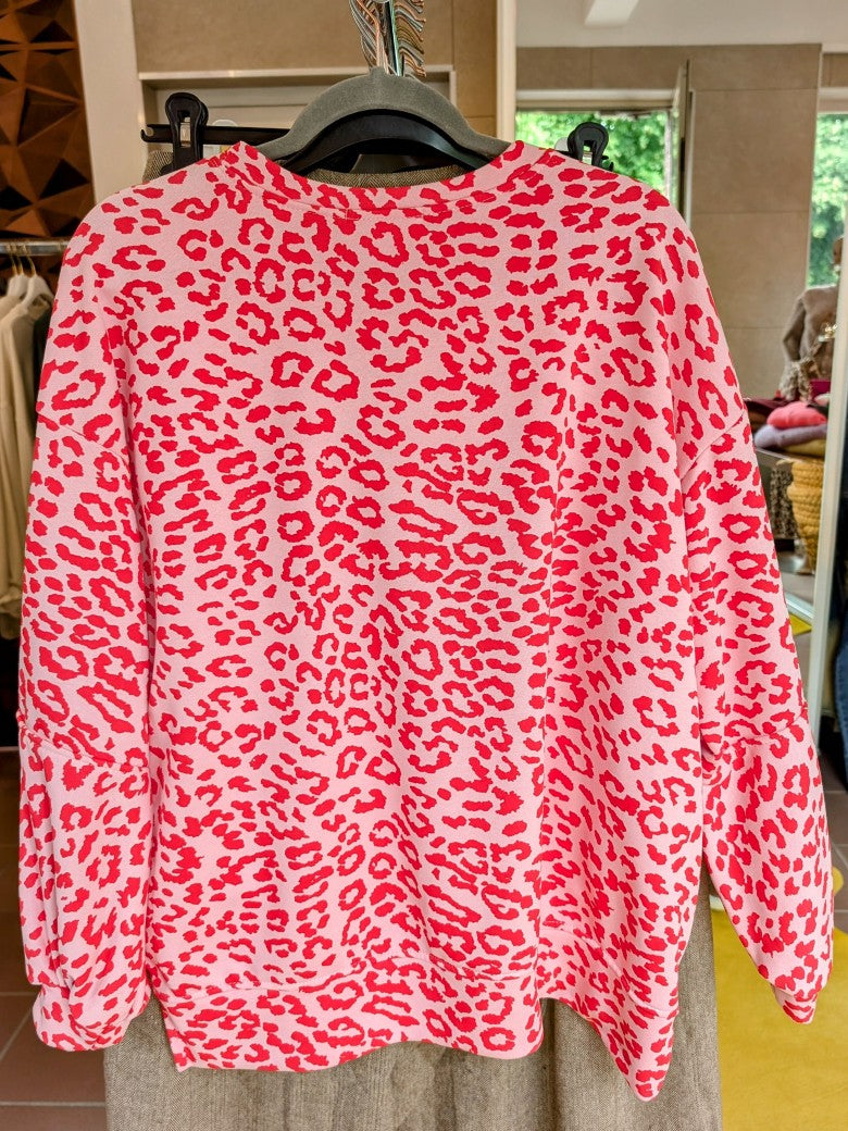 Der Sweater von BELIEVE vereint Komfort und Stil mit auffällige Leopardenmuster in Rosa Rot - perfekt für modische Akzente und gemütliche Tage!