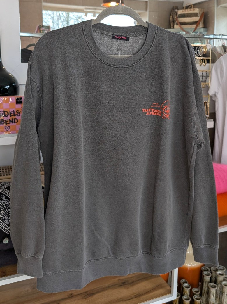 Das markante Sweatshirt mit Backprint setzt auf Grau ein visuelles Highlight in der Trendfarbe Orange "Less Upsetti More Spaghetti". Setze ein Statement!