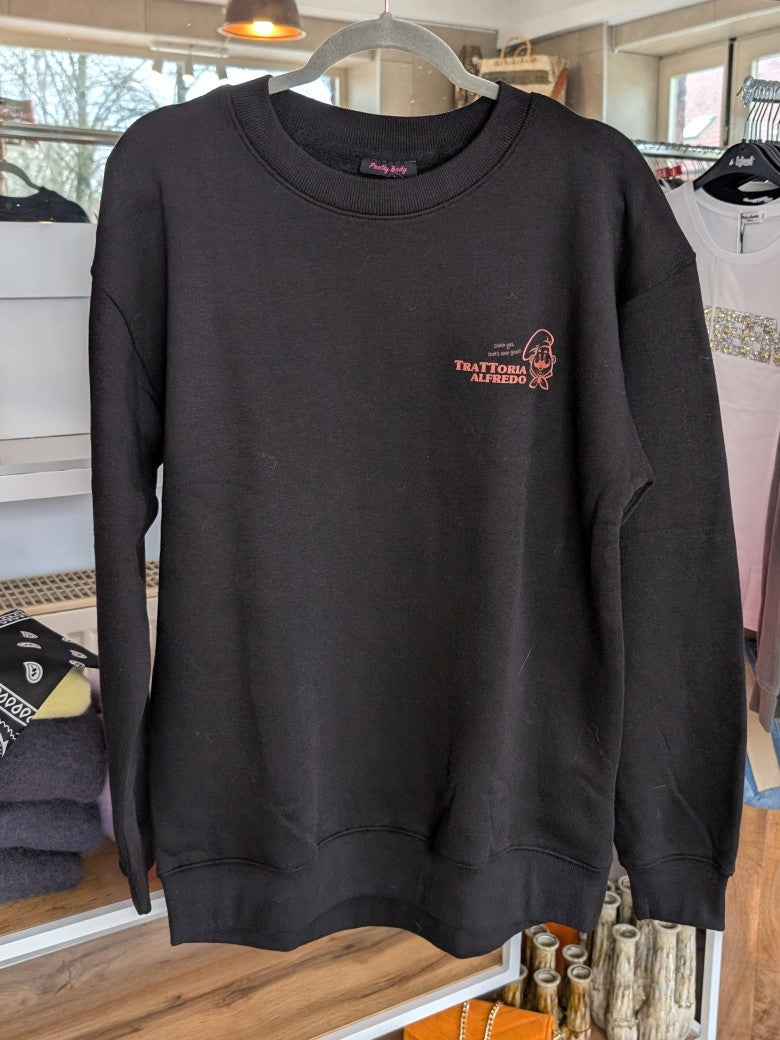 Das markante Sweatshirt mit Backprint setzt auf Schwarz ein visuelles Highlight in der Trendfarbe Orange "Less Upsetti More Spaghetti". Setze ein Statement!