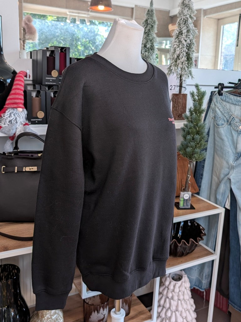 Das markante Sweatshirt mit Backprint setzt auf Schwarz ein visuelles Highlight in der Trendfarbe Orange "Less Upsetti More Spaghetti". Setze ein Statement!