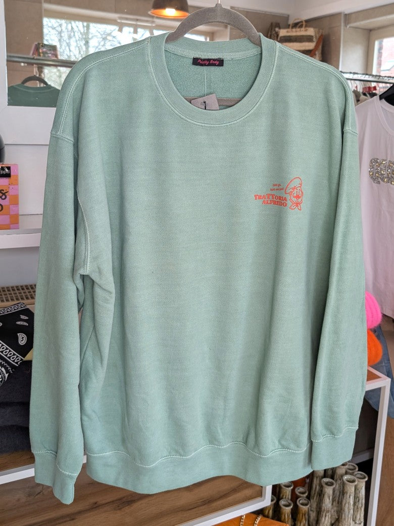 Das markante Sweatshirt mit Backprint setzt auf Türkis ein visuelles Highlight in der Trendfarbe Orange "Less Upsetti More Spaghetti". Setze ein Statement!
