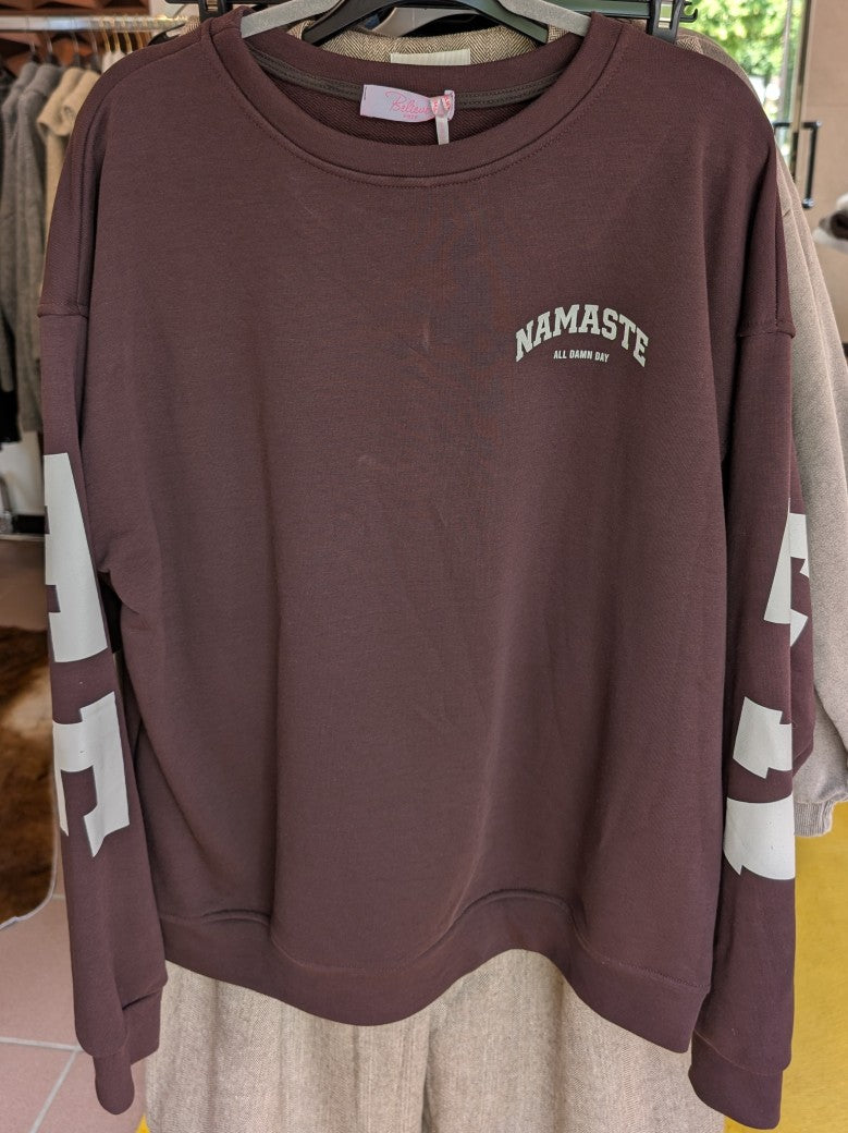 Verehre deinen inneren Frieden mit dem Sweatshirt NAMASTE von BELIEVE! Zeige deine innere Ruhe und erwecke deine Sinne!