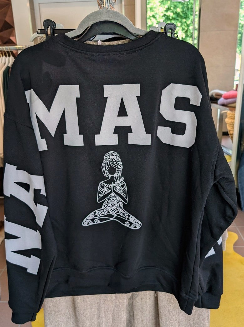 Das Sweatshirt Namaste von BELIEVE in Schwarz mit auffälligem Backprint in Weiß bietet stilvollen Komfort und ist perfekt für einen lässigen Look.