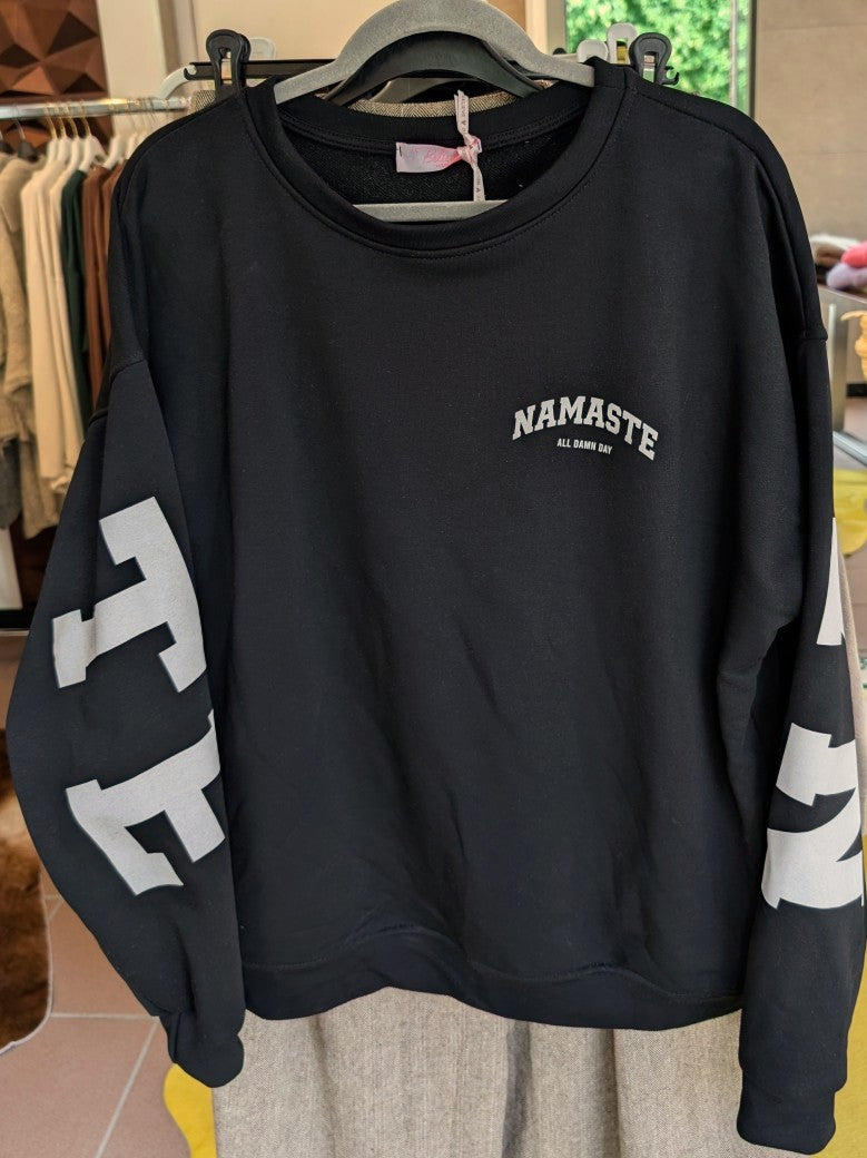 Das Sweatshirt Namaste von BELIEVE in Schwarz mit auffälligem Backprint in Weiß bietet stilvollen Komfort und ist perfekt für einen lässigen Look.