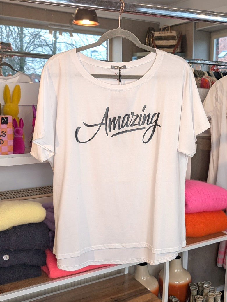 Unser T-Shirt Amazing aus 100% Baumwolle in Weiß passt zu jedem Outfit. Überzeuge dich jetzt selbst von diesem einzigartigen T-Shirt!