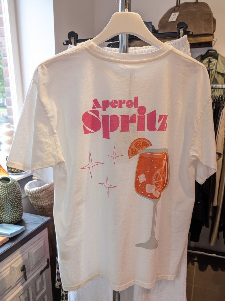 Dieses lebendige T-Shirt im Aperol Spritz Design mit Backprint ist ein echter Hingucker und ein Must-Have für Aperol-Liebhaber und Sonnenanbeter!