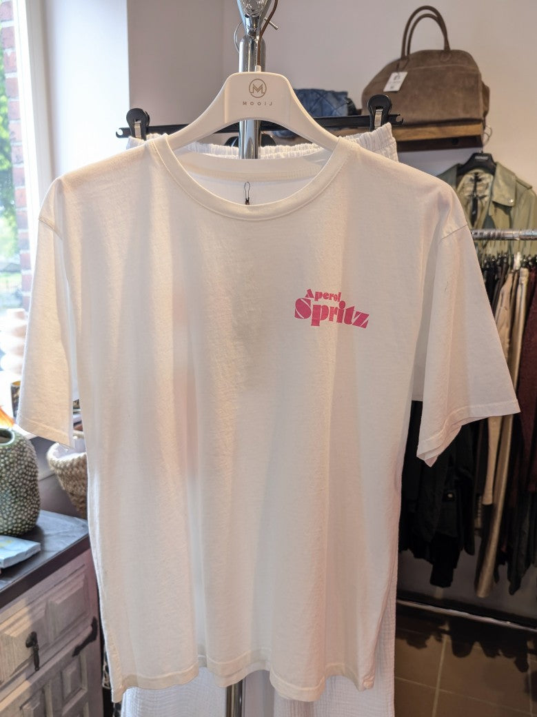 Dieses lebendige T-Shirt im Aperol Spritz Design mit Backprint ist ein echter Hingucker und ein Must-Have für Aperol-Liebhaber und Sonnenanbeter!