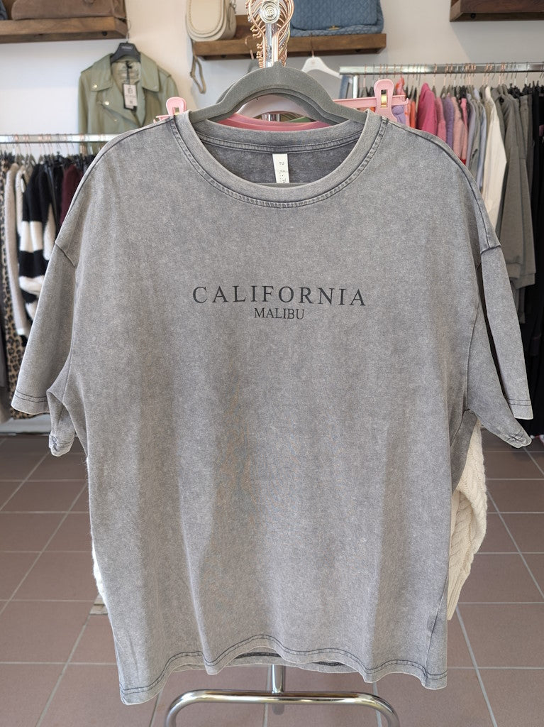 Das T-Shirt California Malibu in Grau/Anthrazit ist der perfekte Begleiter für einen sonnigen Tag. Hol dir jetzt deins!
