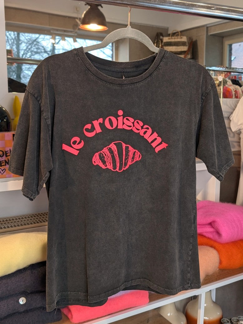 Das T-Shirt vereint Komfort und Stil perfekt: Hochwertige weiche Baumwolle und anthrazitfarbener Grundton mit lebhaftem Neon-Pink-Croissant-Design!