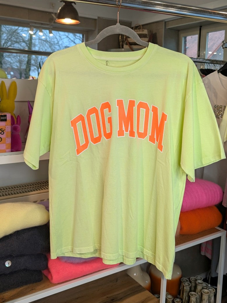 Stilvolles T-Shirt für Hundeliebhaberinnen in Neon Gelb mit "DOG MOM" Print in Orange auf Baumwollstoff. Perfekt für den Alltag oder Geschenk für Hunde Mamas!